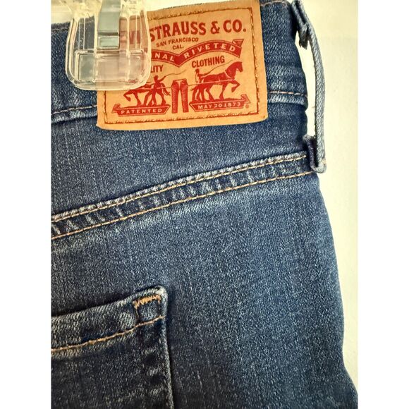 Levi Women's Mid Length Distressed Shorts Size 34 Waist Stretch Inseam 5 - Picture 6 of 10